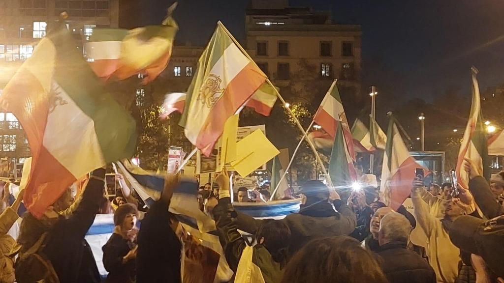 Manifestantes expresando en la plaza Universidad de Barcelona su solidaridad con las protestas de Irán