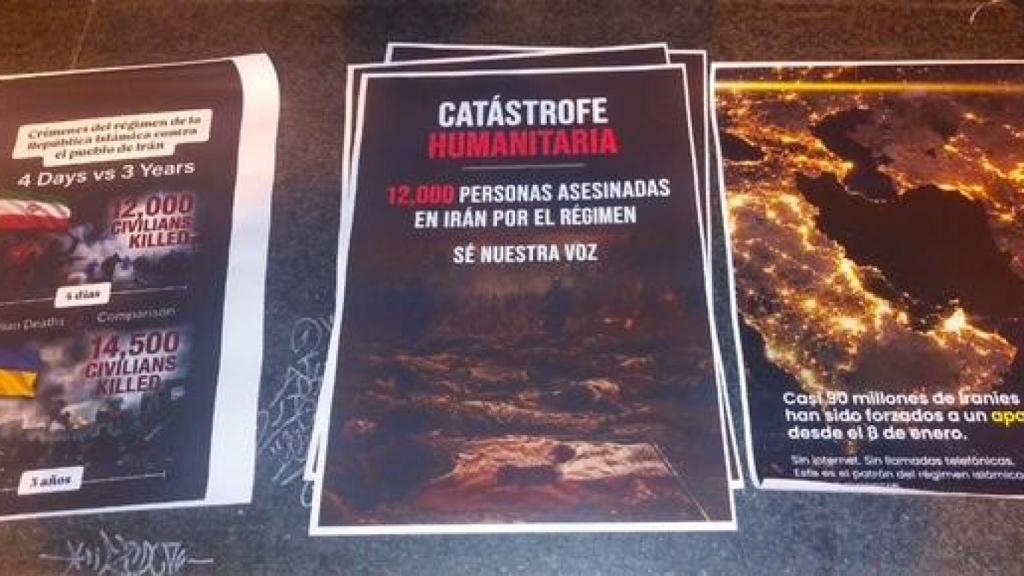 Cartells de la manifestació en solidaritat amb les protestes de l'Iran a la plaça Universitat de Barcelona