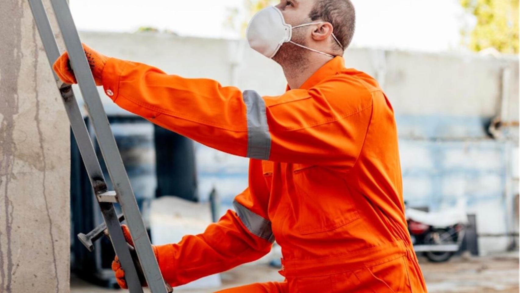 Retirada de amianto por un técnico