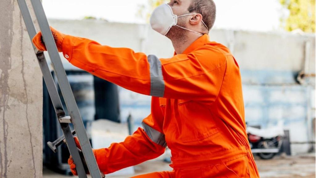 Retirada de amianto por un técnico