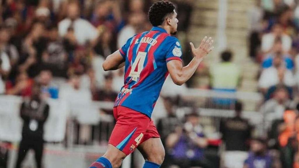 Ronald Araujo surt resant al clàssic de la final de la Supercopa