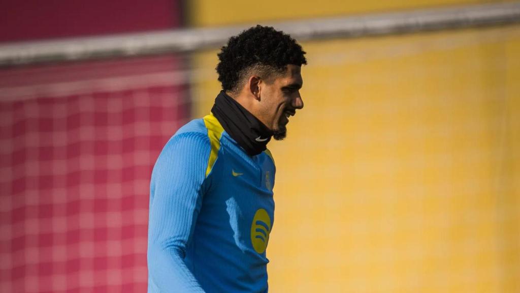 Ronald Araujo s'entrena abans d'enfrontar-se al Racing