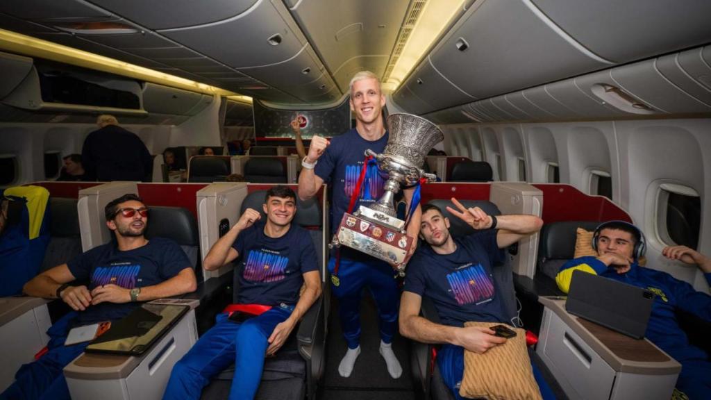 Dani Olmo, Ferran Torres, Pedri, Joan García y Pau Cubarsí celebran el título de la Supercopa en el avión de vuelta de Arabia Saudí