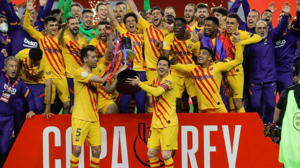 Los jugadores del Barça levantan la Copa del Rey 2020-21