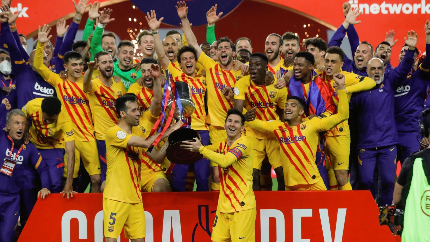Los jugadores del Barça levantan la Copa del Rey 2020-21