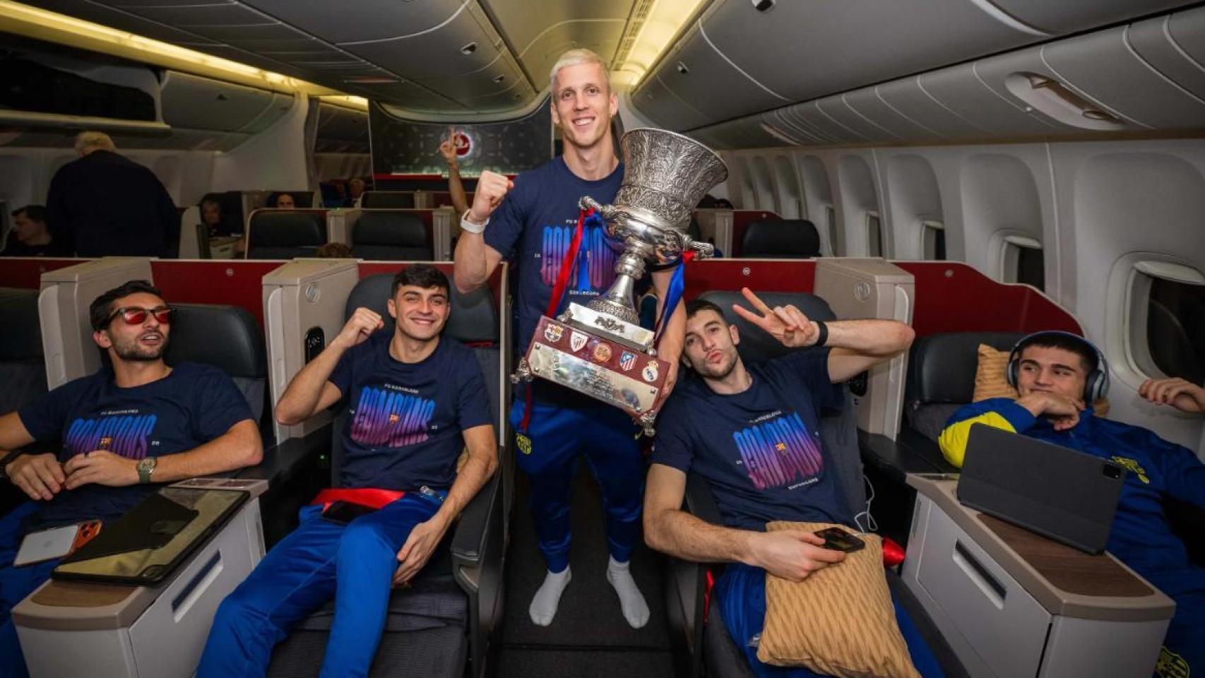 Dani Olmo, Ferran Torres, Pedri, Joan García y Pau Cubarsí celebran el título de la Supercopa en el avión de vuelta de Arabia Saudí