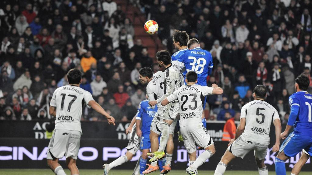 Gonzalo García marca el 2-2 de cabeza en el Albacete-Real Madrid de la Copa del Rey