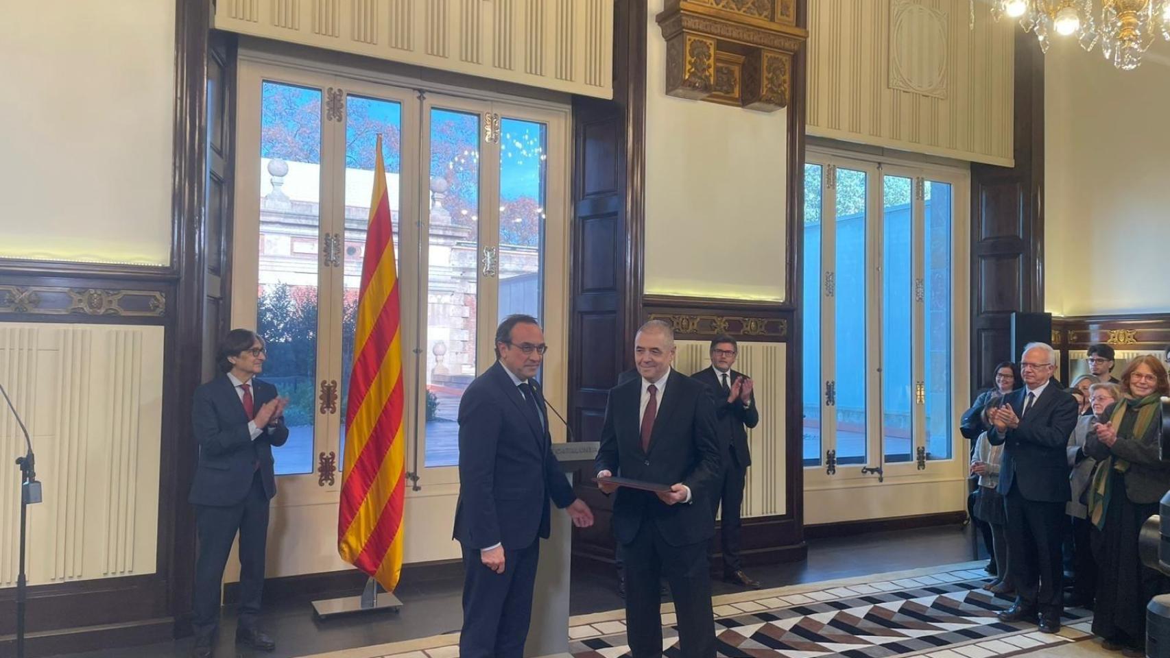 Imagen del momento de la entrega del acta a Josep Tomàs Salàs