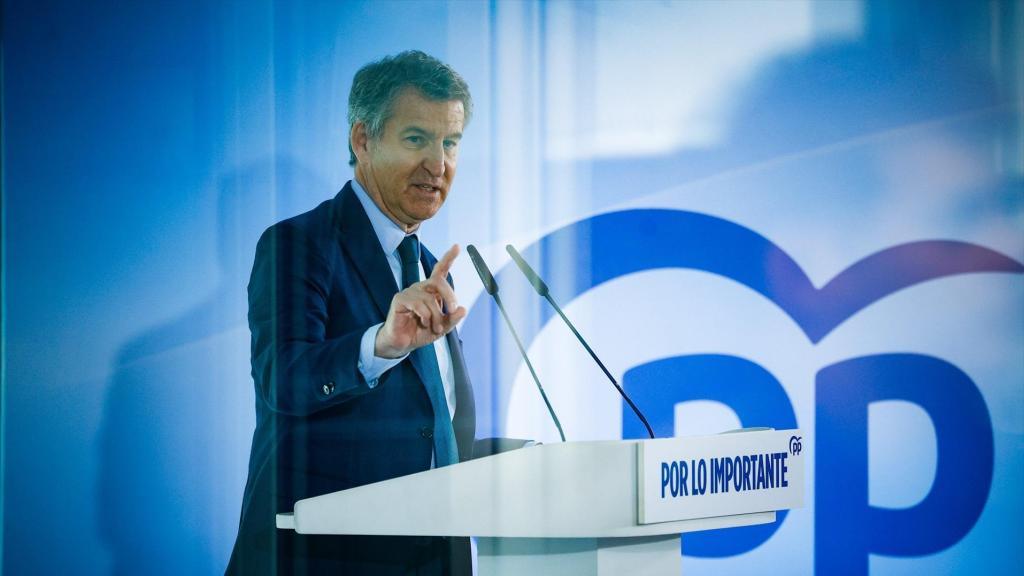 El presidente del PP, Alberto Núñez Feijóo, interviene durante un acto tras el comité de dirección nacional del PP, en el Hotel Grand Marina, a 12 de enero de 2026, en Barcelona