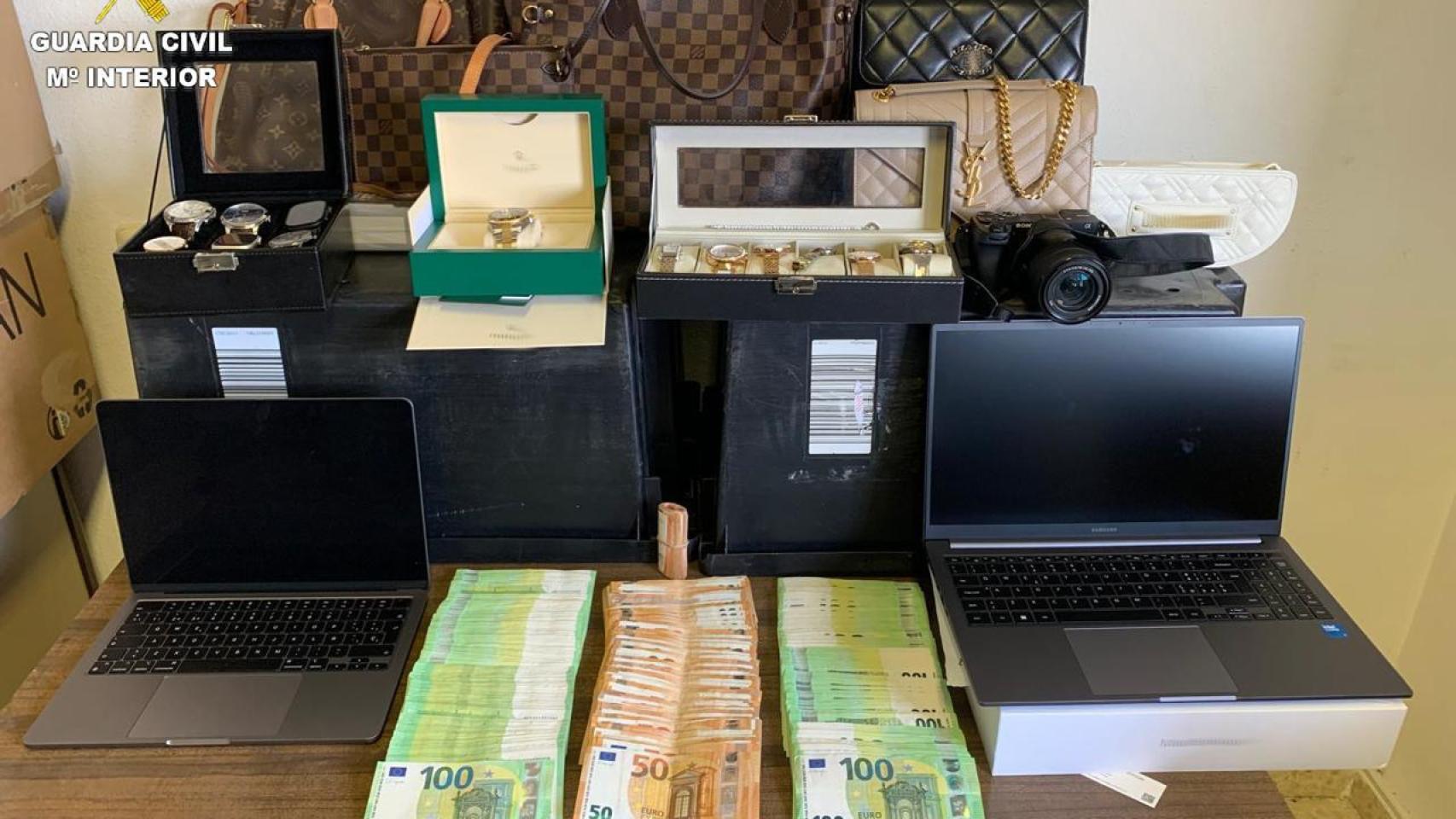 Parte del material recuperado durante la explotación de la investigación