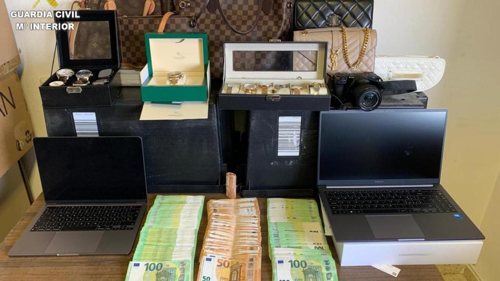 Parte del material recuperado durante la explotación de la investigación