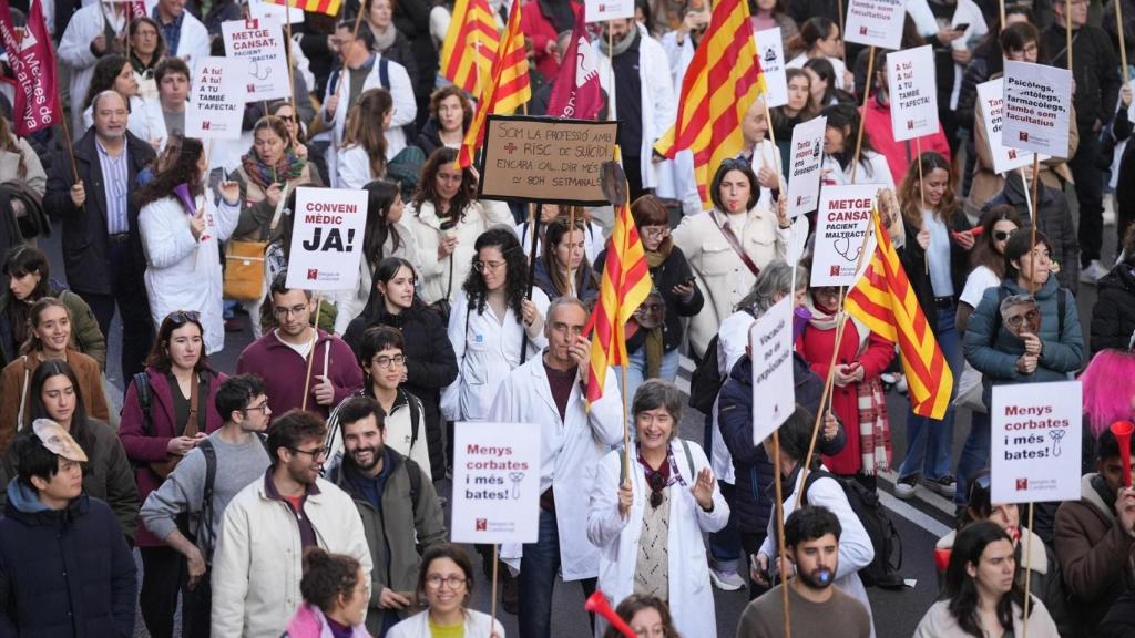 Los médicos durante la manifestación en Barcelona