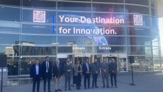 Autoridades y representantes empresariales posan ante la nueva pantalla en el recinto Gran Via de Fira de Barcelona