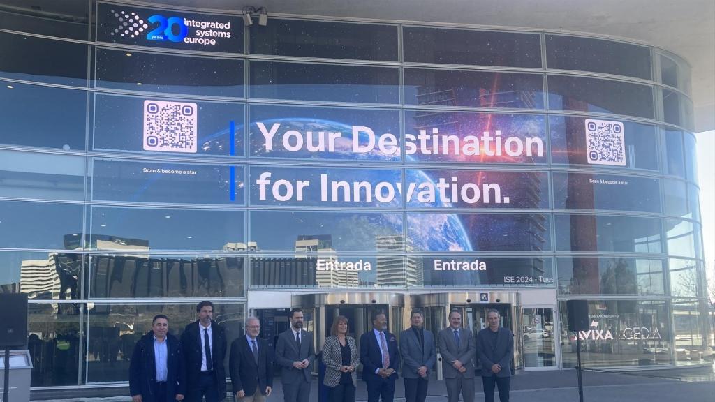 Autoridades y representantes empresariales posan ante la nueva pantalla en el recinto Gran Via de Fira de Barcelona