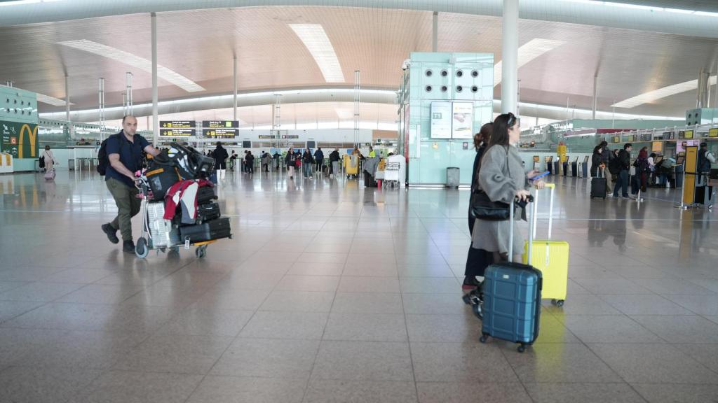 Normalidad en el aeropuerto de El Prat tras el aterrizaje de emergencia