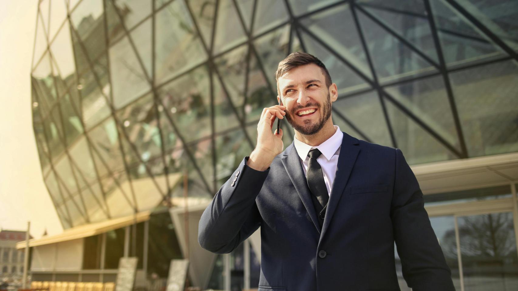 Un hombre habla por el móvil: la tecnología favorece los negocios