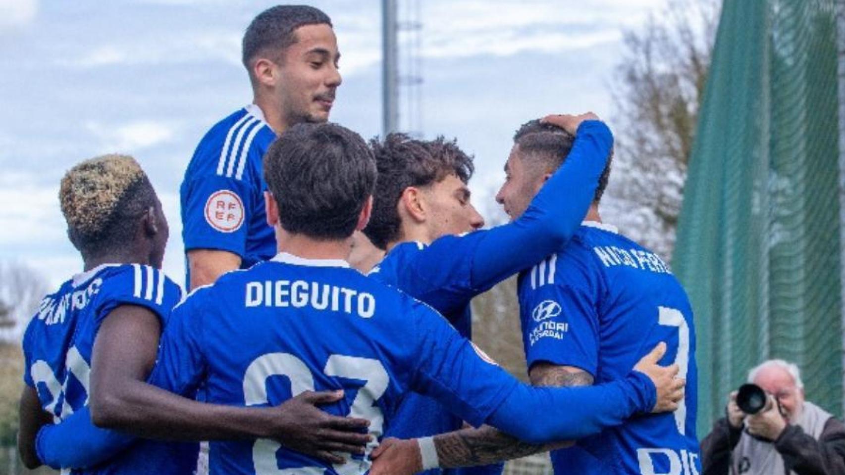 Los jugadores del Real Oviedo Vetusta celebran un gol
