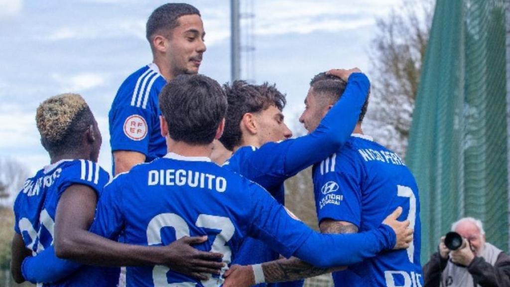 Los jugadores del Real Oviedo Vetusta celebran un gol