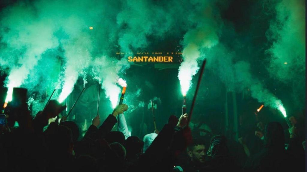 Els aficionats del Racing de Santander reben els seus jugadors abans del partit de Copa del Rei contra el Barça