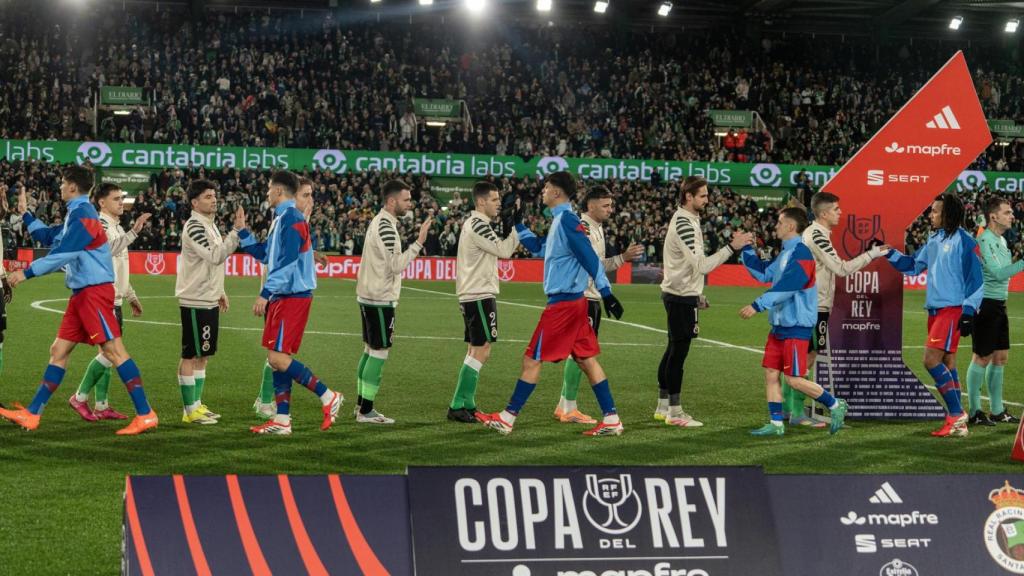 Los jugadores del Racing de Santander y el Barça se saludan antes del encuentro de Copa del Rey