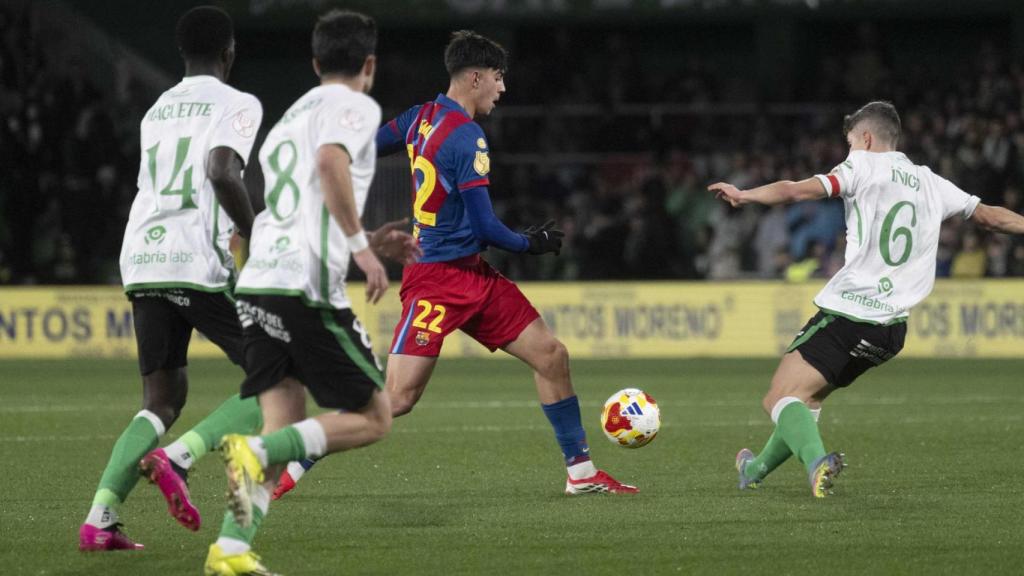 Marc Bernal, envoltat per tres jugadors del Racing