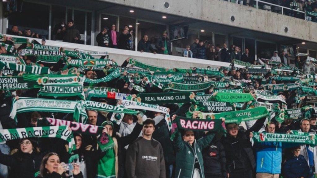 Los aficionados del Racing de Santander alentan a su equipo en un partido en el Sardinero