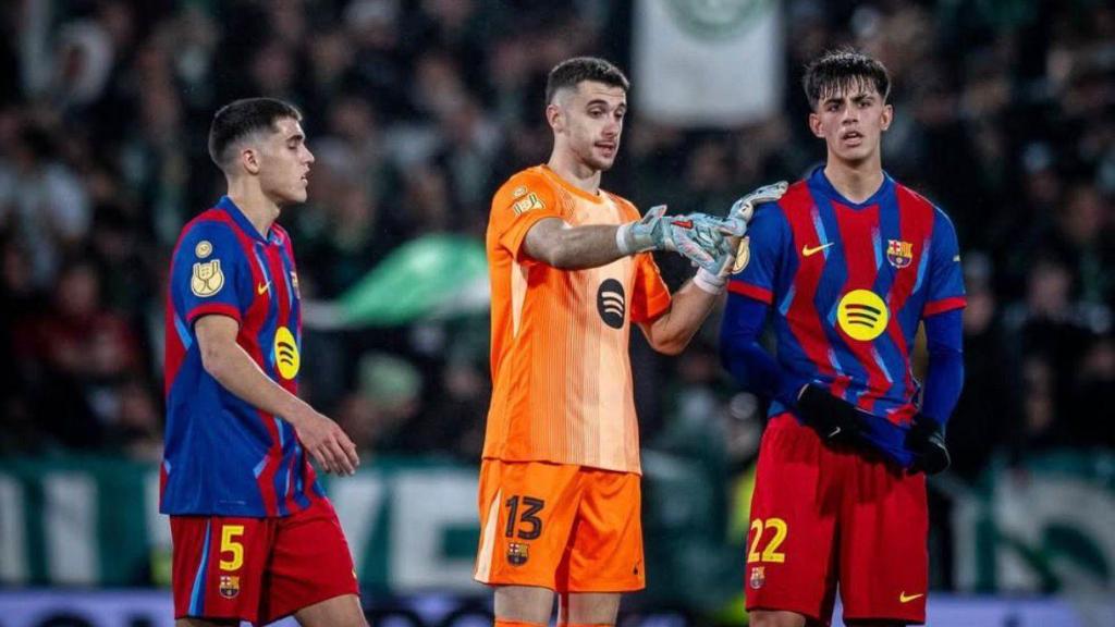 Pau Cubarsí, Joan García y Marc Bernal en el Racing de Santander-Barça de la Copa del Rey