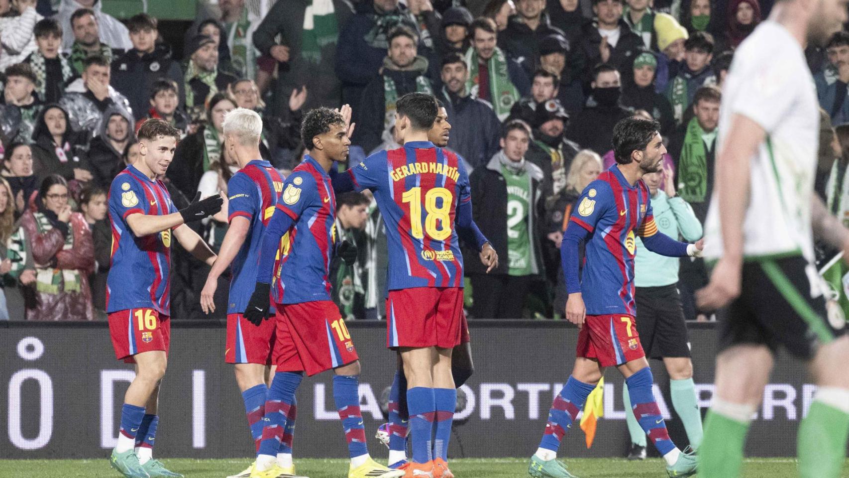 Los jugadores del Barça celebran el gol de Ferran