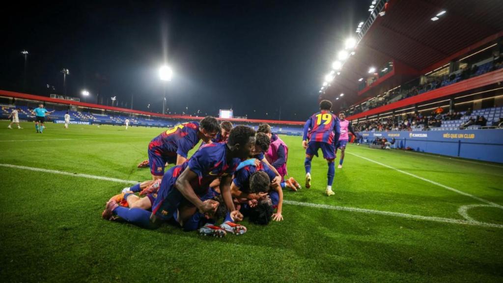 Los jugadores del Juvenil A del Barça celebran el triunfo sobre el Eintracht de Frankfurt (4-3) en la UEFA Youth League