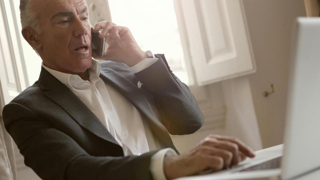 Un hombre de negocios interactúa por el móvil: los pagos entre países son una realidad