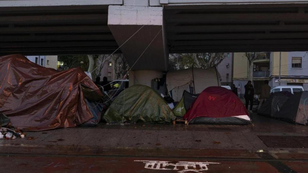 Los desalojados del B9 bajo la C-31 en Badalona