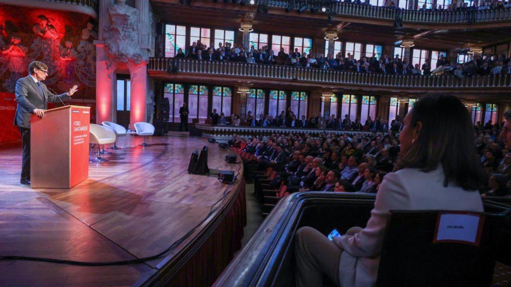 El 'president' de la Generalitat, Salvador Illa, en el Palau de la Música con Ana Botín, presidenta del Banco Santander, en el público