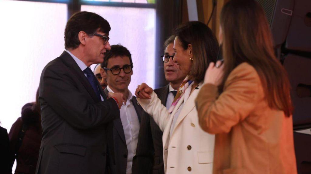 El 'president' Salvador Illa conversa con Pau Relat, presidente de Fira, y Ana Botín, presidenta del Banco Santander, en el Palau de la Música Catalana, Barcelona, el 15 de enero de 2026