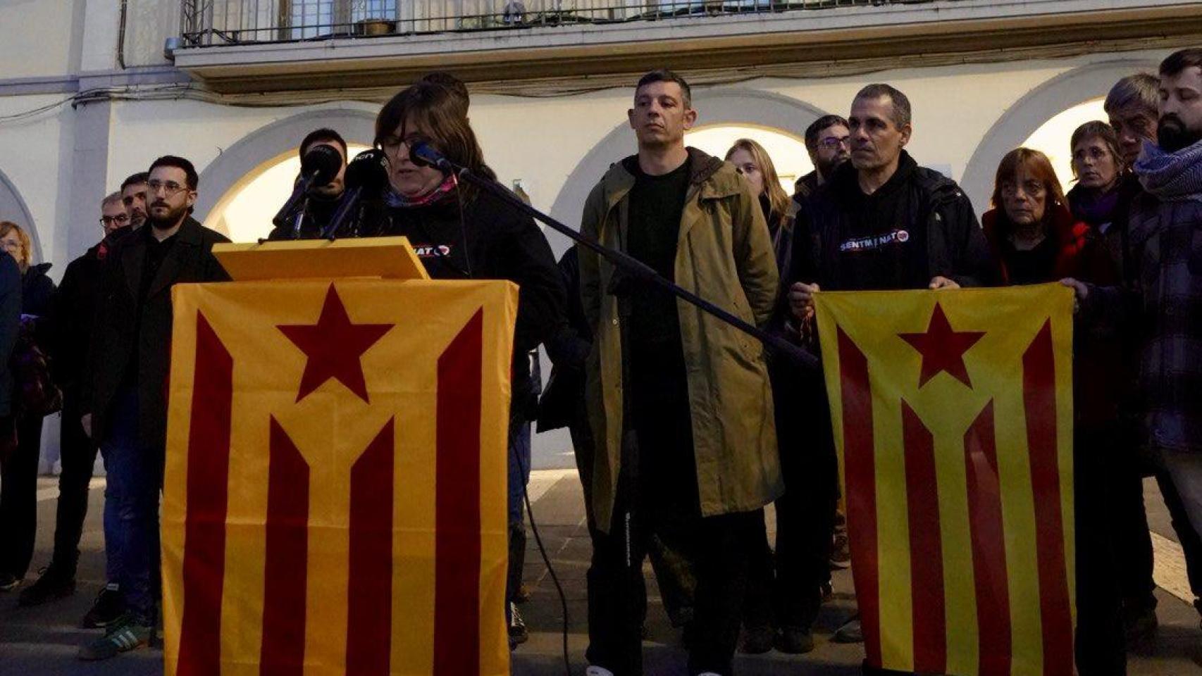 Dirigentes de la CUP, protestando ante el Ayuntamiento de Sentmenat por el acto de Núcleo Nacional