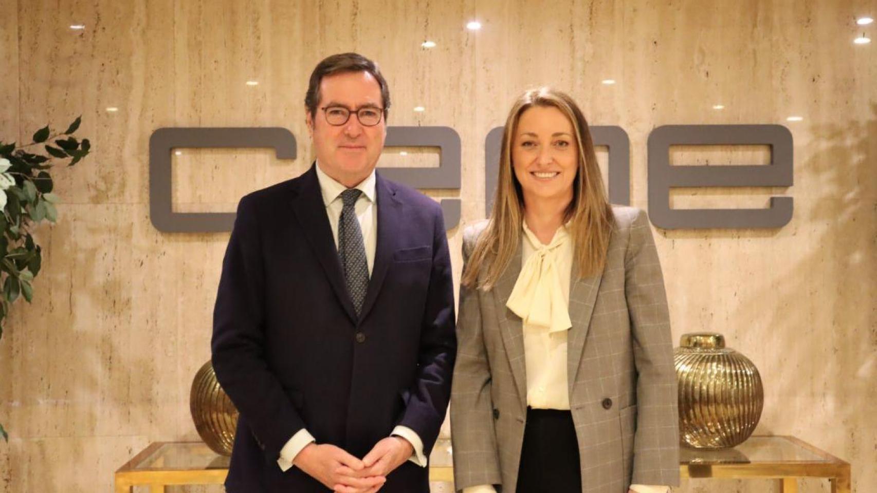 Representantes de AstraZeneca y CEOE tras el acuerdo de colaboración
