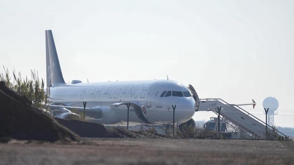 Avión de Turkish Airlines en el Aeropuerto de Barcelona tras sufrir una falsa amenaza de bomba