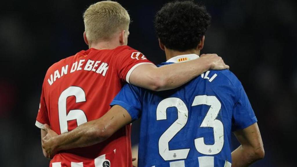 Van de Beek, del Girona, y Omar, del Espanyol, se abrazan en un encuentro