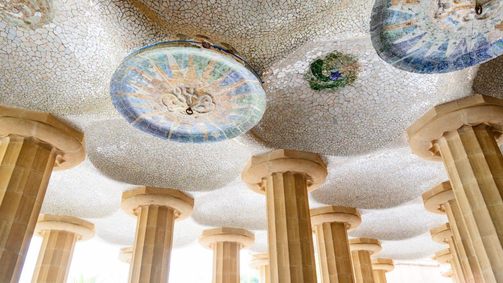 La sala de las columnas del Park Güell: de Snoopy al mercado de Gaudí