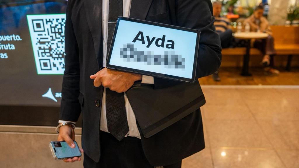 La pantalla del chófer que estaba esperando a Ayda, una pasajera del Turkish Airlines, en la T1 del aeropuerto de Barcelona