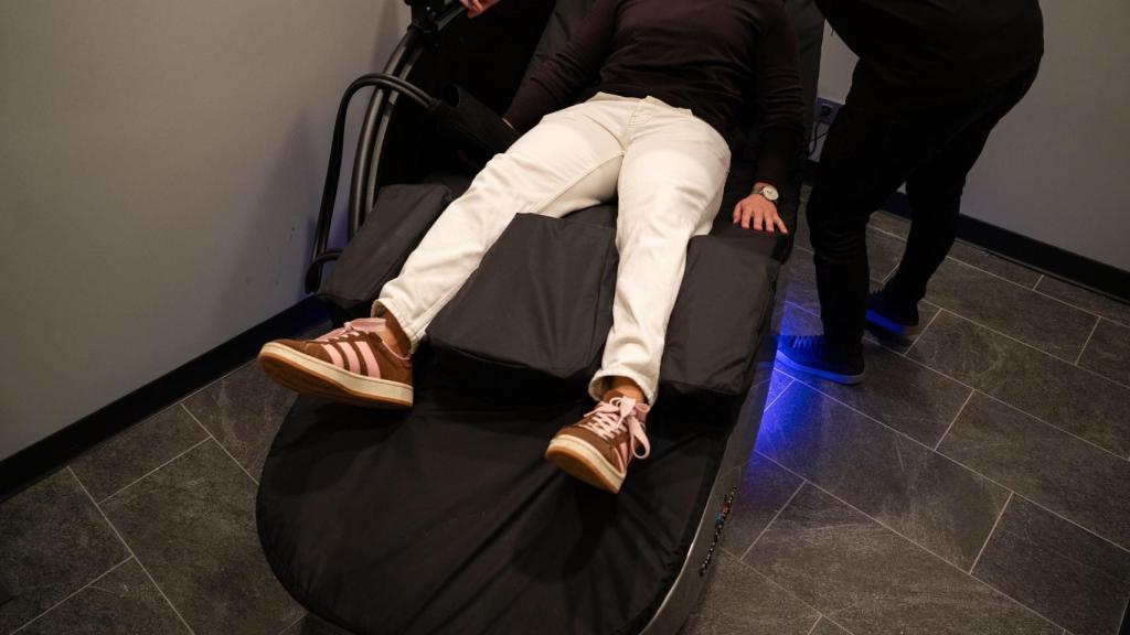 Un usuario del gimnasio prueba la máquina de masaje por crioterapia del Planet Fitness