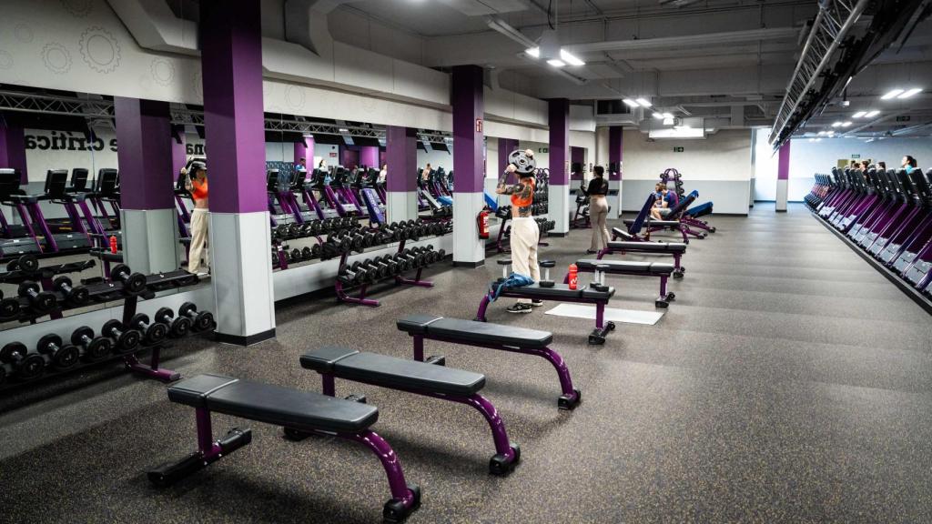 Mancuerneros y bancos del Planet Fitness de Sant Joan Despí