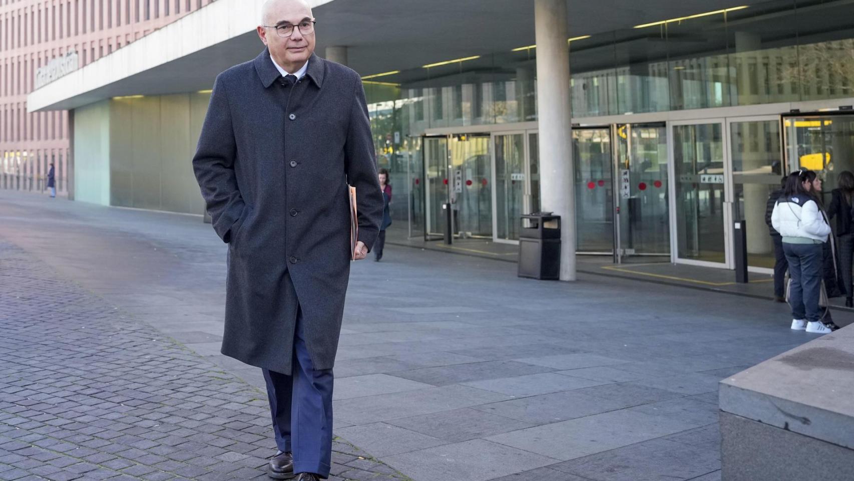 El jefe de Oncología del Hospital Vall d'Hebron de Barcelona, Josep Tabernero, tras comparecer ante la titular del juzgado de instrucción número 12 de Barcelona