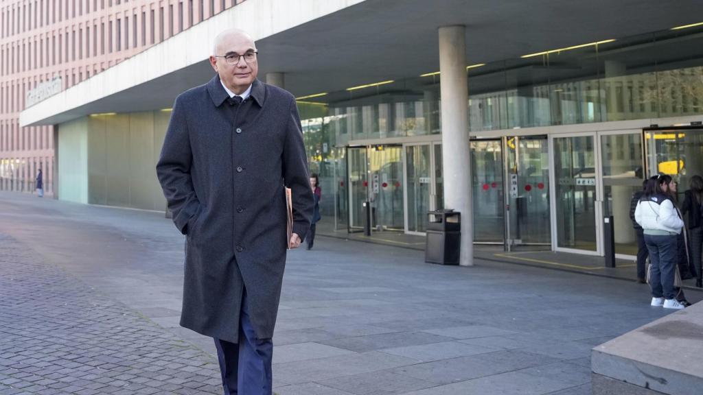 El jefe de Oncología del Hospital Vall d'Hebron de Barcelona, Josep Tabernero, tras comparecer ante la titular del juzgado de instrucción número 12 de Barcelona