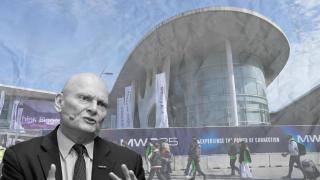 John Hoffman, CEO y director de la GSMA con con el MWC de fondo