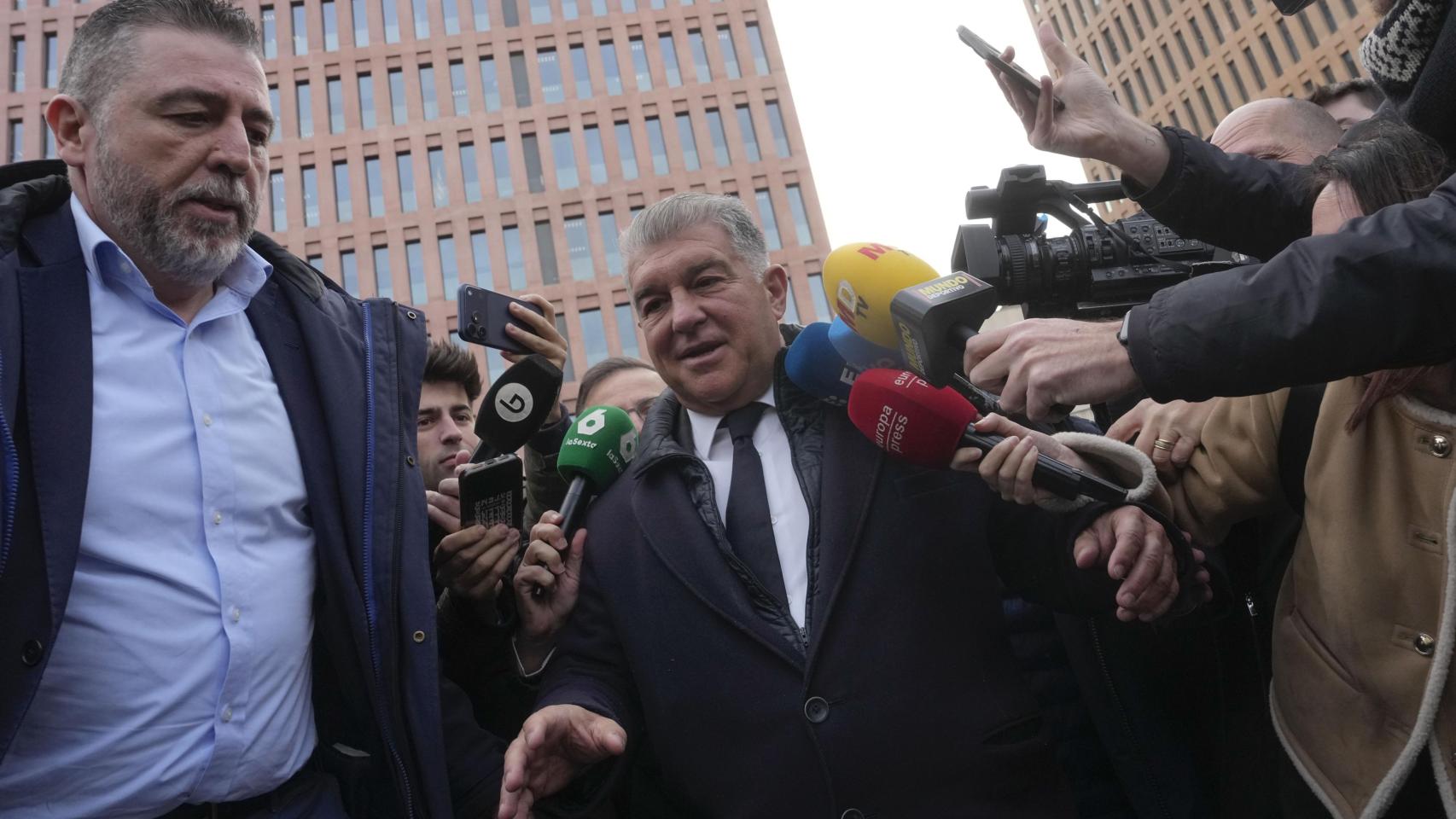 Joan Laporta, abordado por los periodistas a su salida de su declaración por el 'caso Reus'