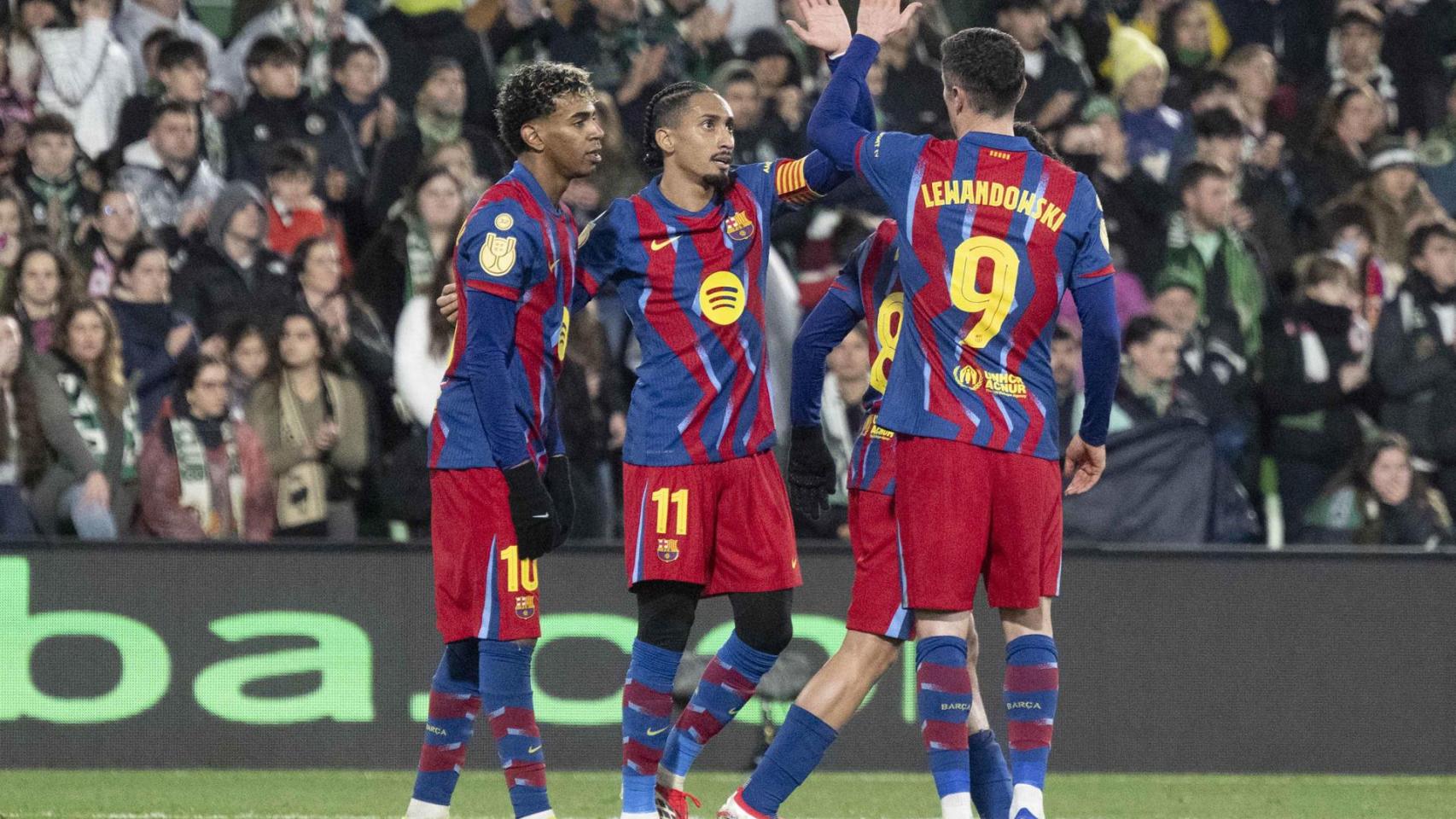 Los jugadores del Barça celebran el gol de Lamine Yamal ante el Racing de Santander