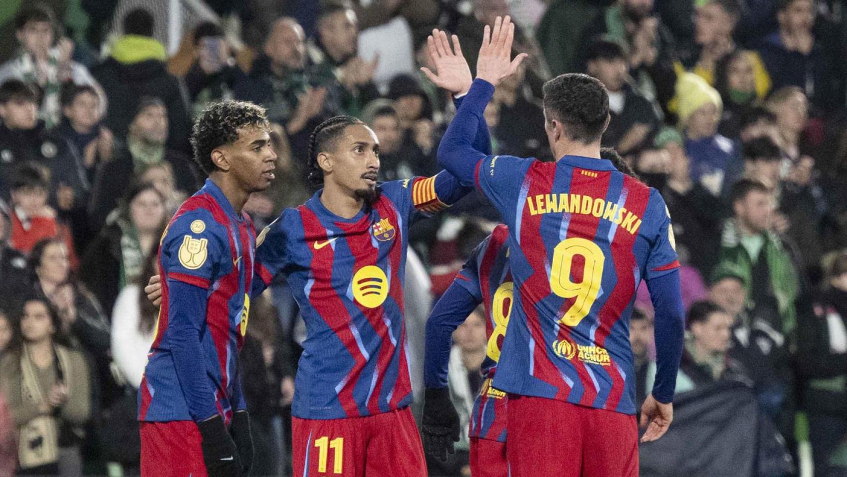 Los jugadores del Barça celebran el gol de Lamine Yamal ante el Racing de Santander