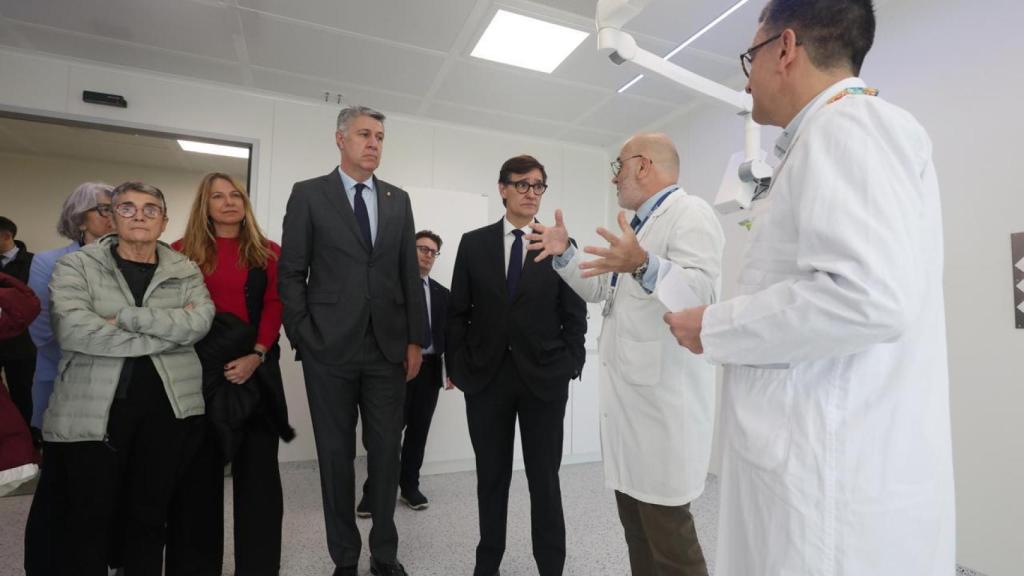 La 'consellera' de Salud, Olga Pané, el alcalde de Badalona, Xavier García Albiol, y el 'president' de la Generalitat, Salvador Illa, visitan la nueva unidad quirúrgica del Hospital Germans Trias i Pujol