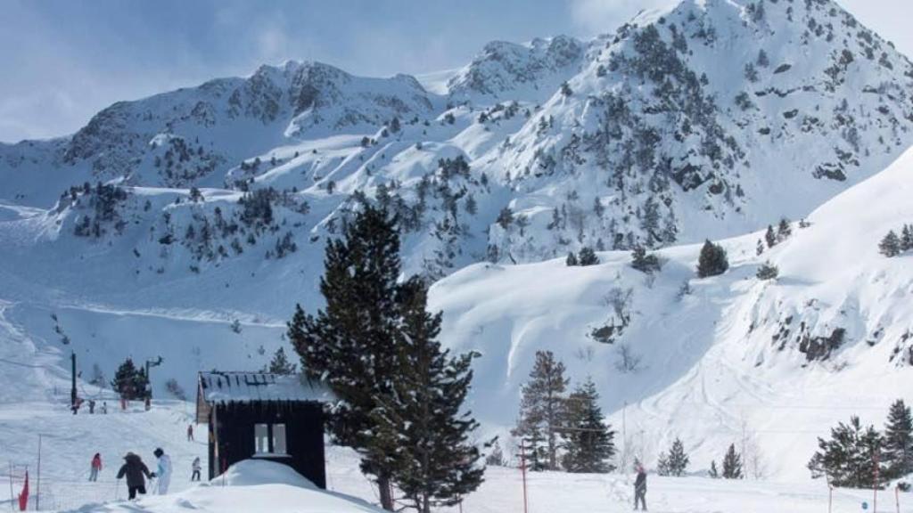 Estación de esquí de Tavascán con la montaña de fondo