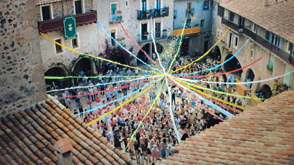 Imagen de Santa Pau en 'The Map That Leads to You'